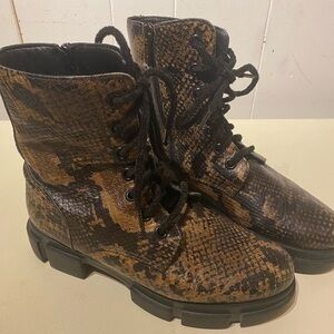 Nila&Nila Brown Snake-Pattern Lace-Up Combat Boots
Made in Italy 
Real leather